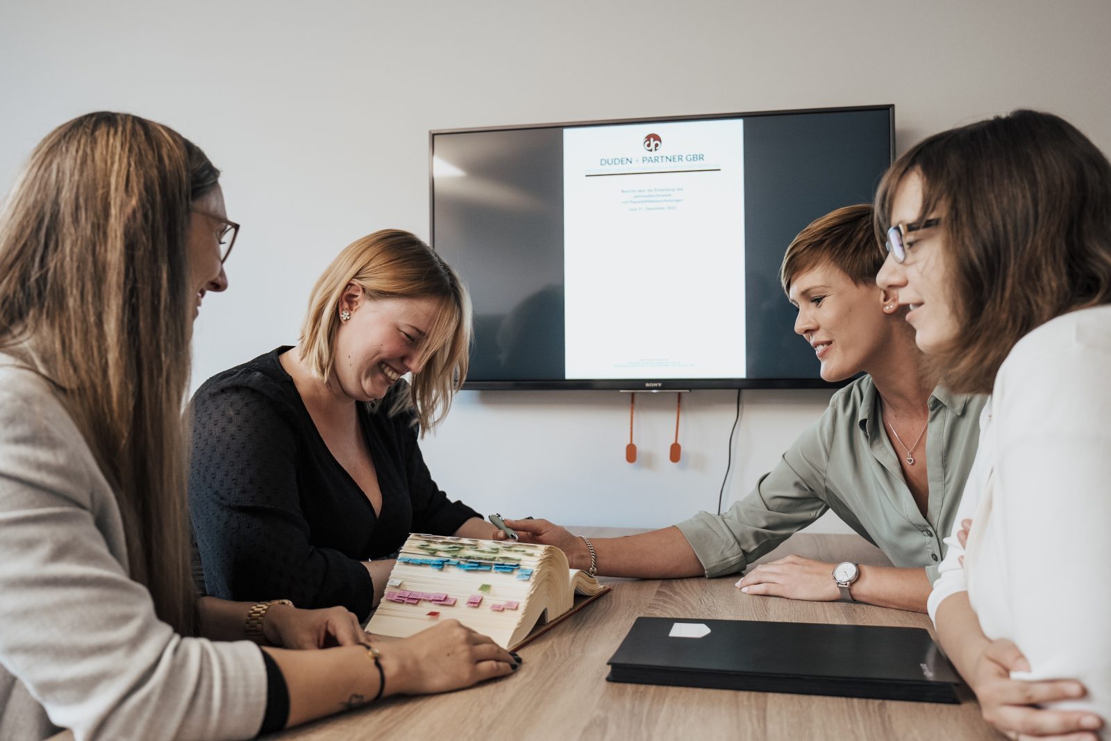 Vier junge Frauen im Gespräch im Büro