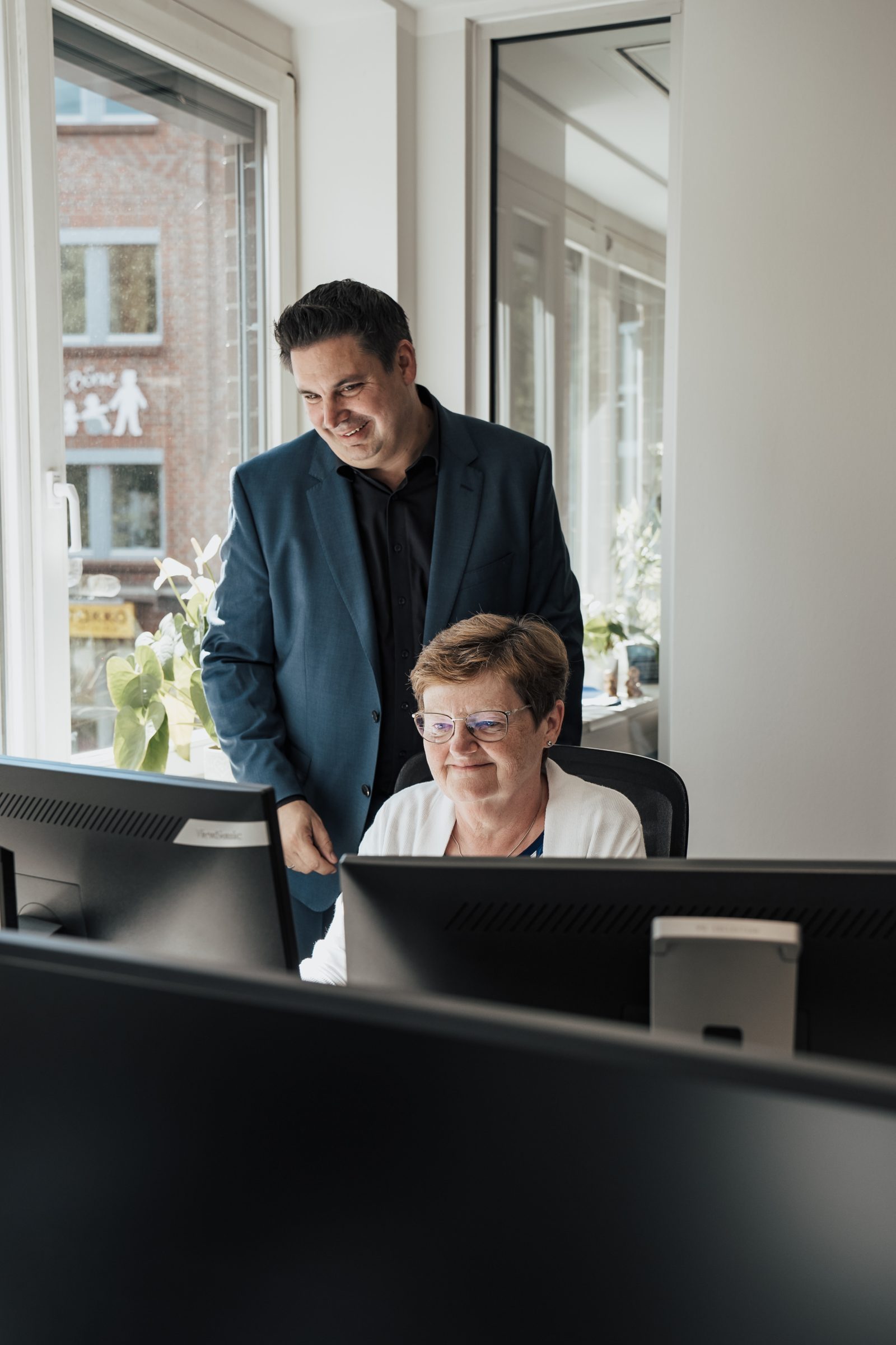 Mann Frau am Computer im Gespräch