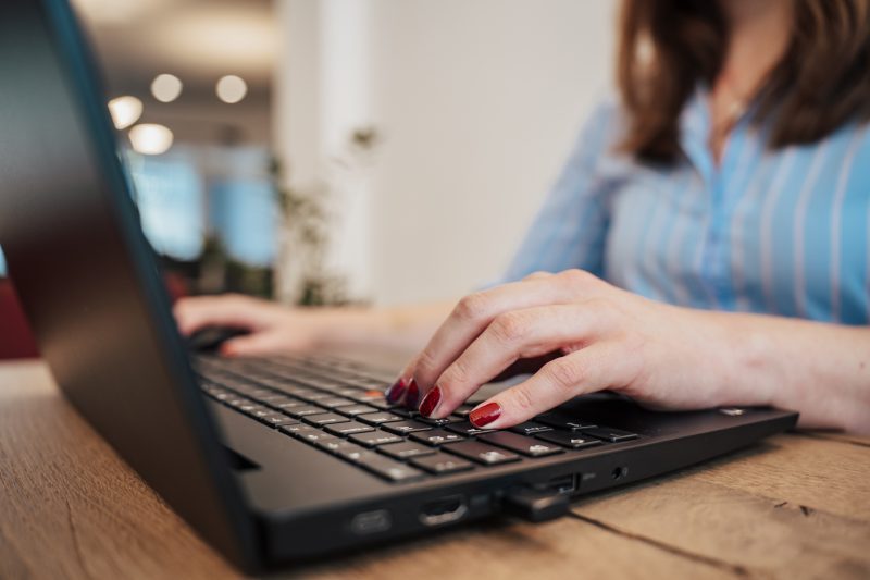 Frau am Laptop im Büro