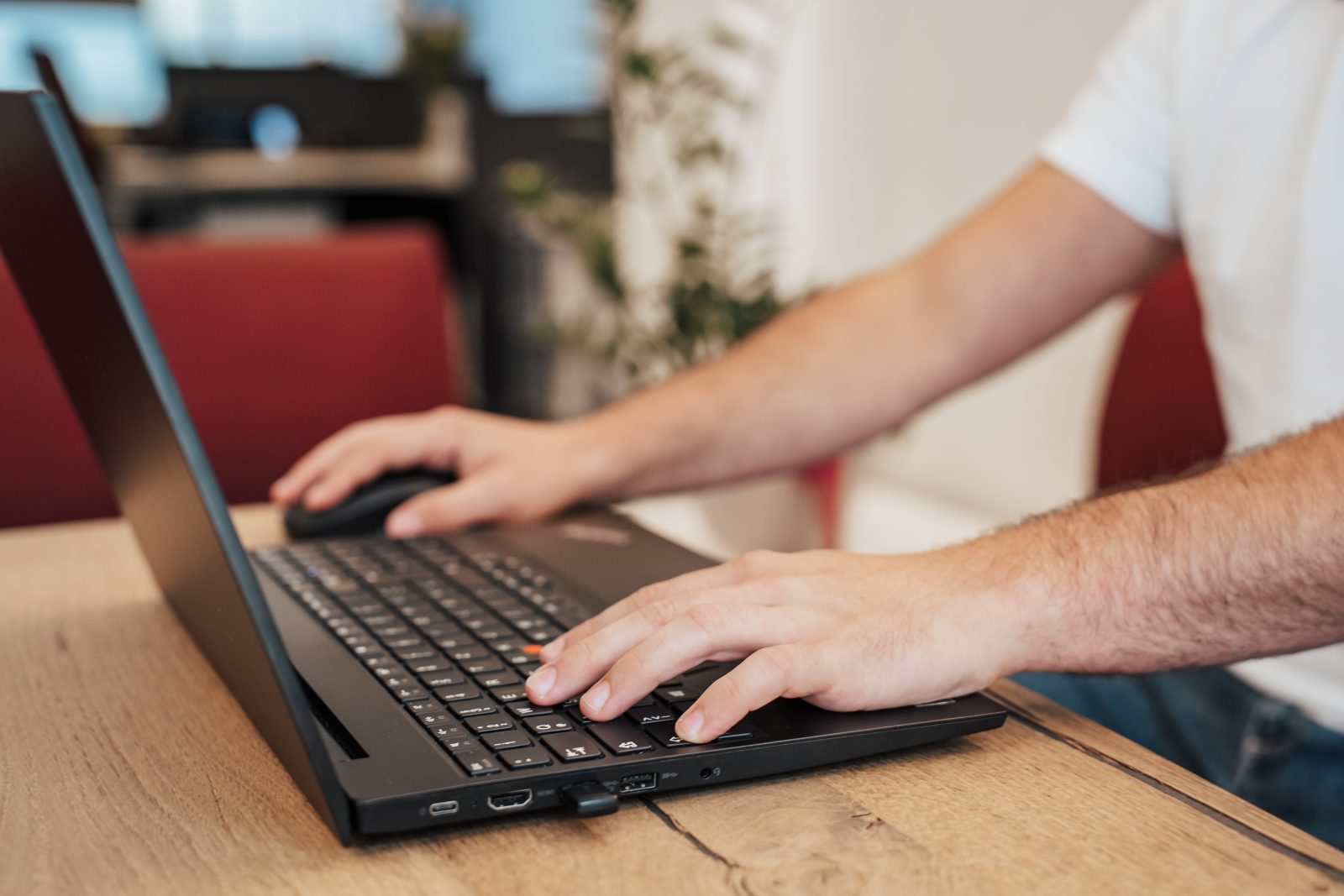 Mann am Laptop im Büro