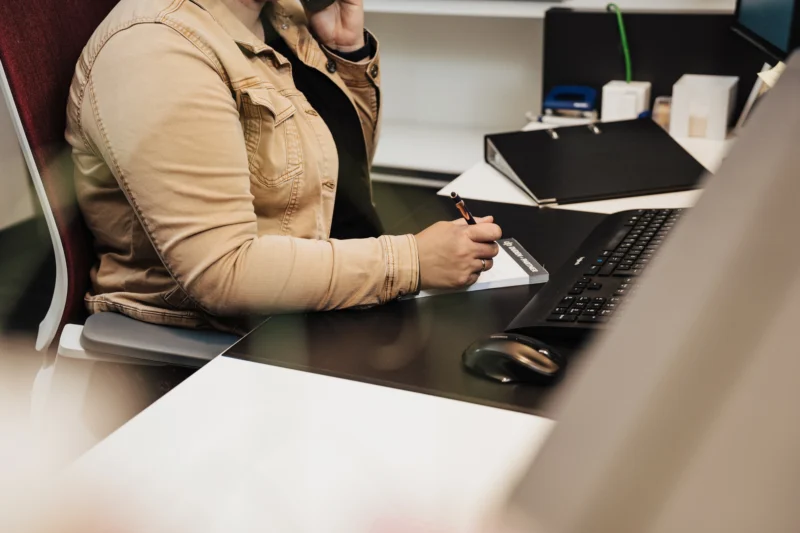Eine Frau macht Notizen