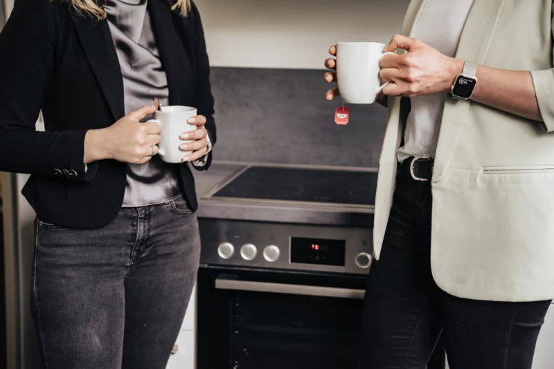 Zwei Frauen mit Teebechern in Büroküche